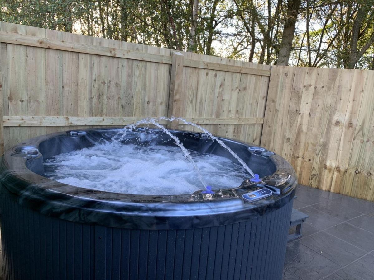 Lola Lodge - Luxury Hot Tub Retreat Newton on the Moor エクステリア 写真