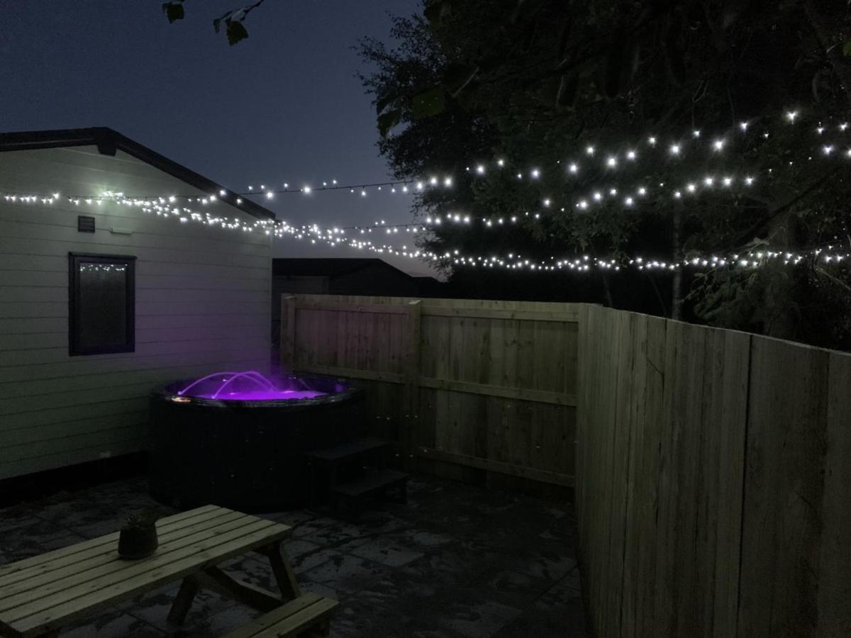 Lola Lodge - Luxury Hot Tub Retreat Newton on the Moor エクステリア 写真
