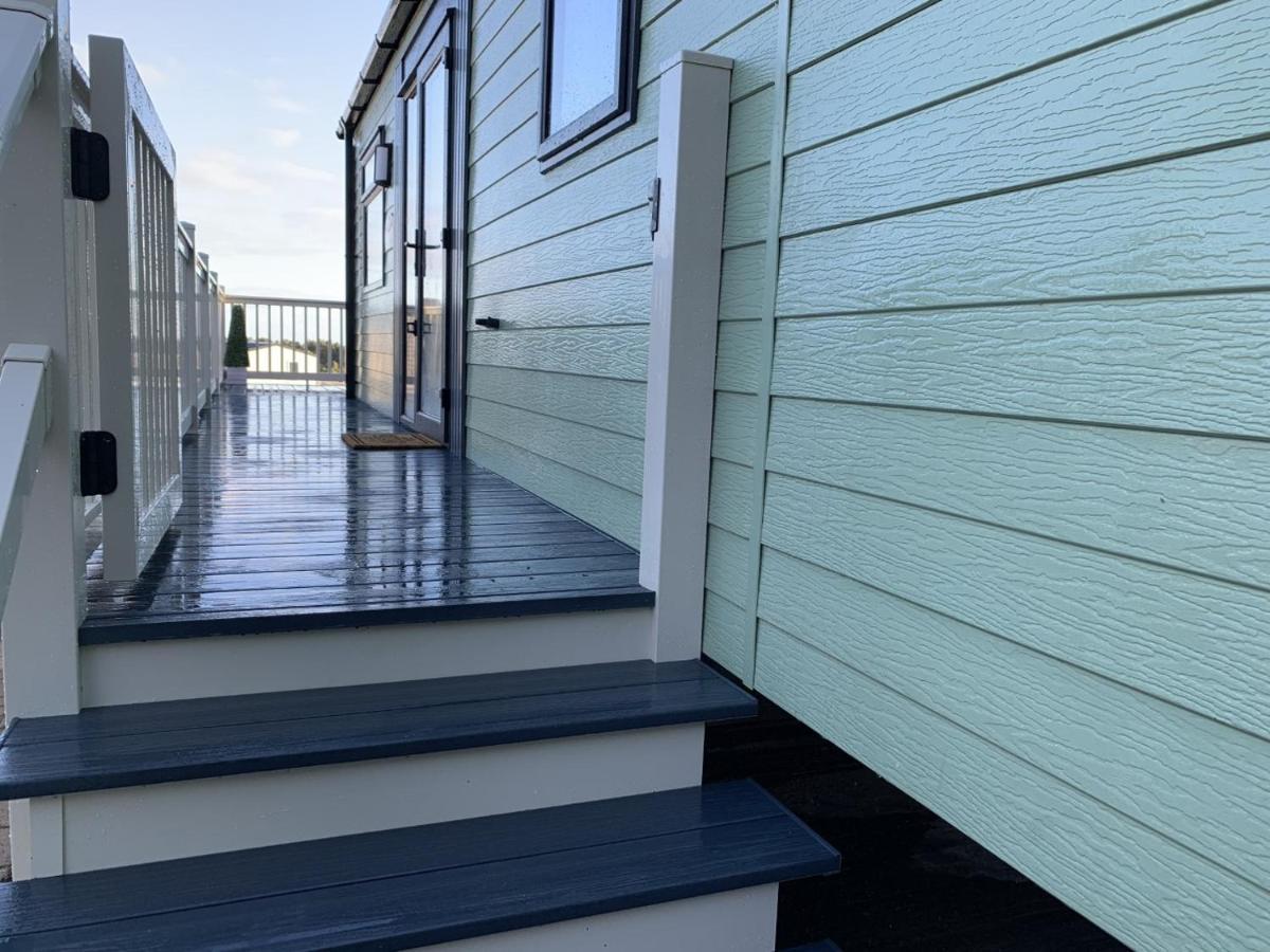 Lola Lodge - Luxury Hot Tub Retreat Newton on the Moor エクステリア 写真