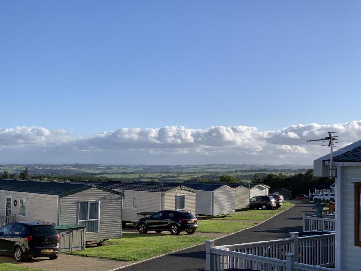 Lola Lodge - Luxury Hot Tub Retreat Newton on the Moor エクステリア 写真