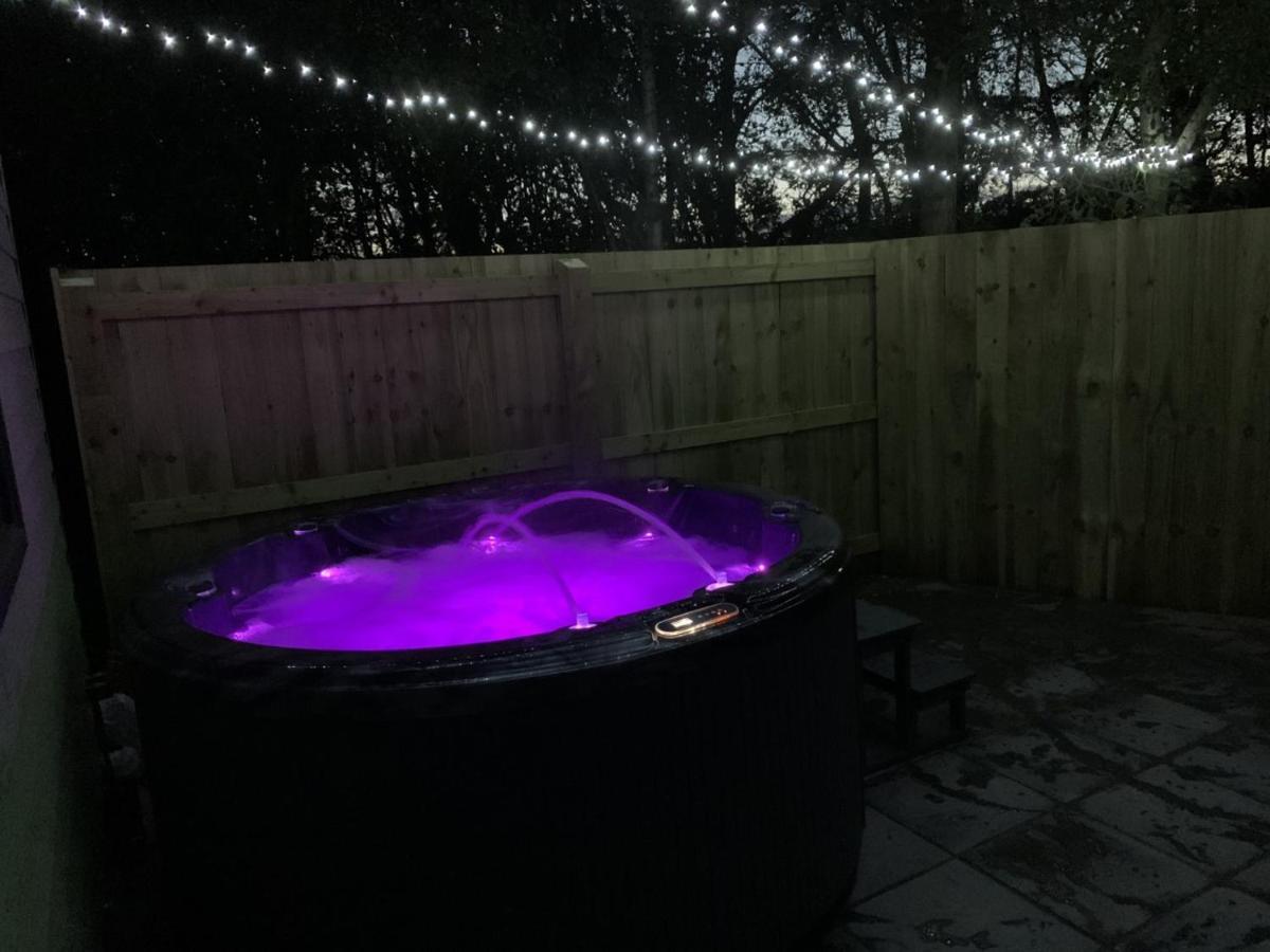 Lola Lodge - Luxury Hot Tub Retreat Newton on the Moor エクステリア 写真