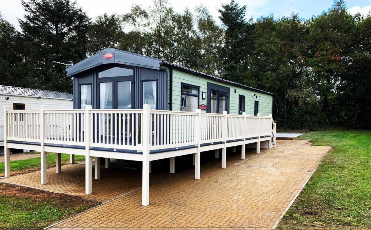 Lola Lodge - Luxury Hot Tub Retreat Newton on the Moor エクステリア 写真