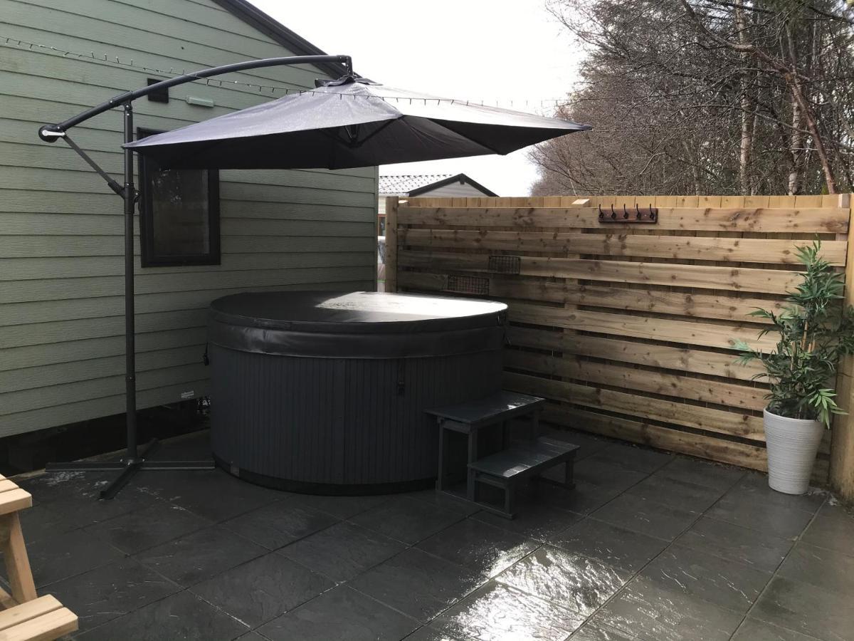 Lola Lodge - Luxury Hot Tub Retreat Newton on the Moor エクステリア 写真